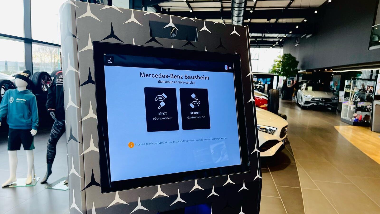 Terminale self-service Tjekvik presso il Mercedes Benz Groupe Kroely a Mulhouse Sausheim